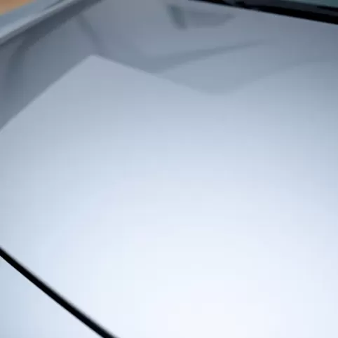 Odpryski lakieru bezbarwnego na masce