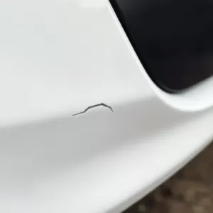 Pęknięcie lakieru na zderzaku