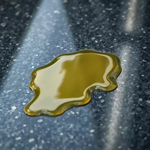 Plama na pomniku po wosku