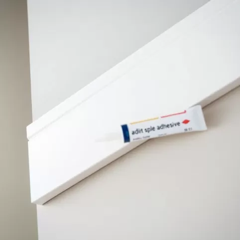 Szybki klej do listew przypodłogowych