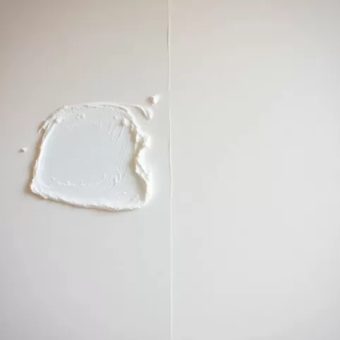 Tapetowanie klej na ścianę czy tapetę