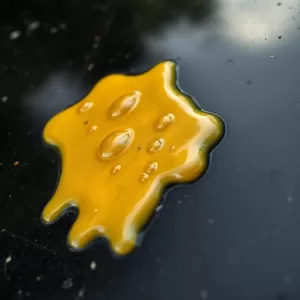 Tłusta plama po wosku na pomniku