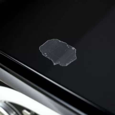 Usuwanie kleju z lakieru