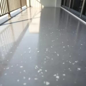 Żywica na balkon z płatkami