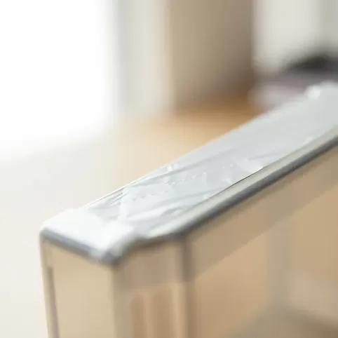 Czym usunąć klej po taśmie z plastiku