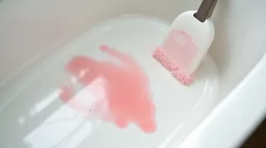 czym zmyc farbe do wlosow z wanny