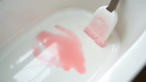 czym zmyc farbe do wlosow z wanny