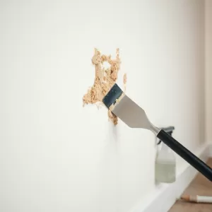 Jak usunąć klej do tapet ze ściany