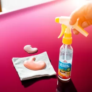 Jak usunąć klej z lakieru samochodu