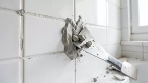 Jak usunąć stary klej z płytek ceramicznych