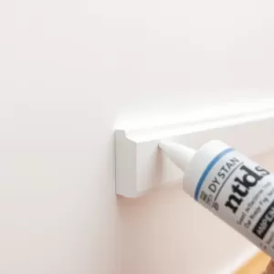 Jak zamontować listwy przypodłogowe MDF na klej