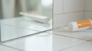 Klejenie lustra do płytek