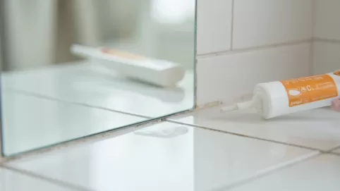 Klejenie lustra do płytek