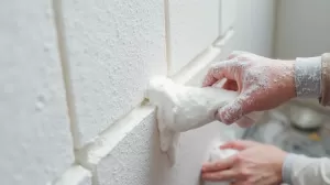 Klejenie styropianu na piankę montażowa
