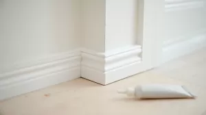montaż listew mdf na klej