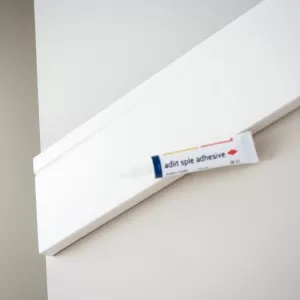 Szybki klej do listew przypodłogowych